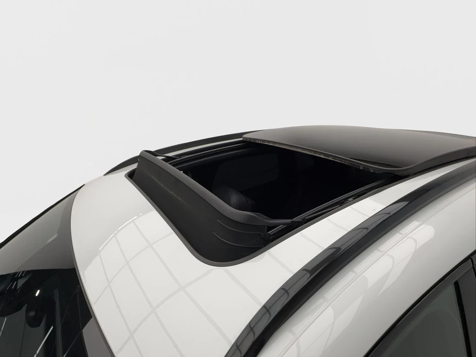2023 Porsche Macan - Image 11 of 21