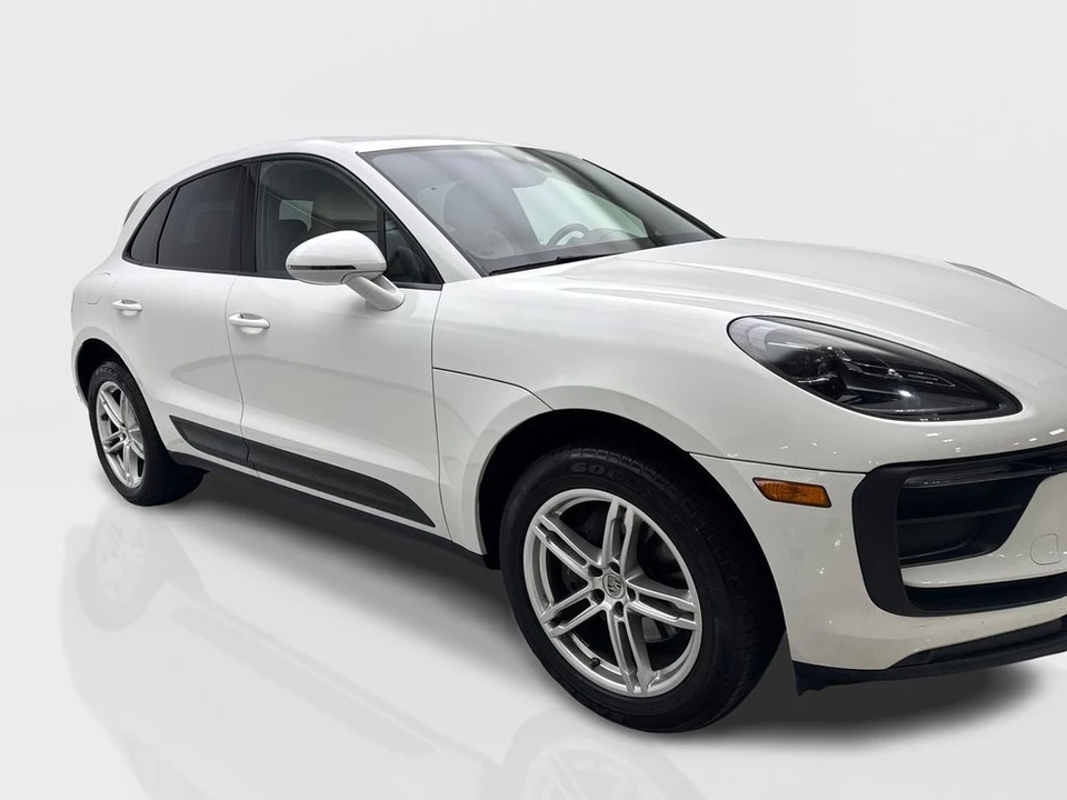 2023 Porsche Macan - Image 12 of 31