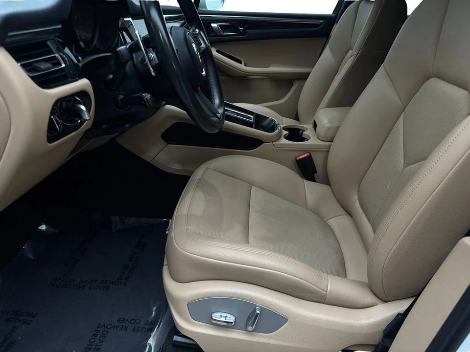 2023 Porsche Macan - Image 25 of 31
