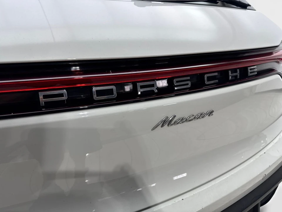 2023 Porsche Macan - Image 21 of 31