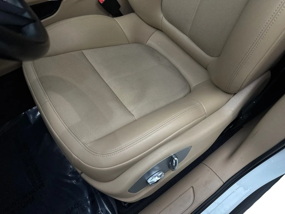 2023 Porsche Macan - Image 27 of 31
