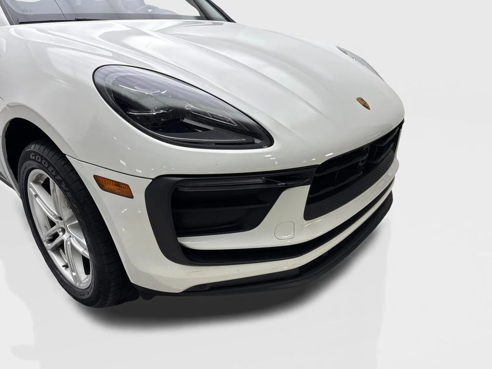 2023 Porsche Macan - Image 17 of 31
