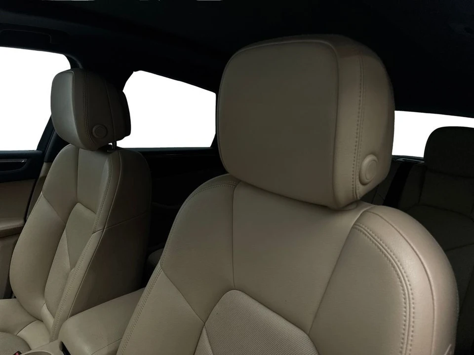 2023 Porsche Macan - Image 26 of 31
