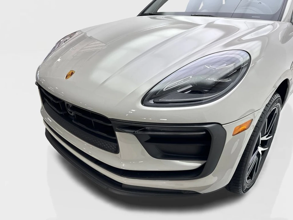 2023 Porsche Macan - Image 16 of 31