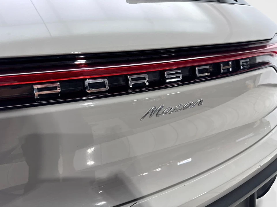 2023 Porsche Macan - Image 21 of 31