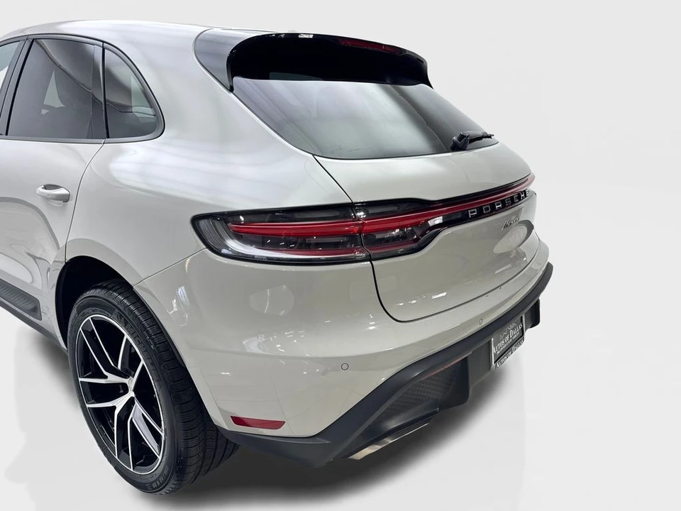 2023 Porsche Macan - Image 19 of 31