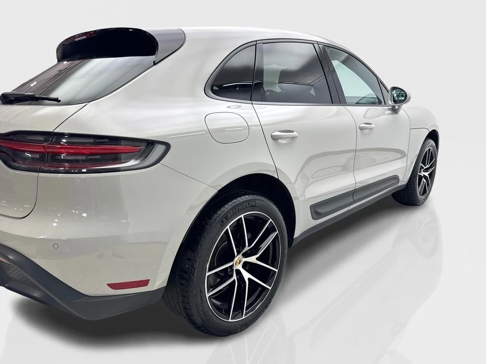 2023 Porsche Macan - Image 13 of 31