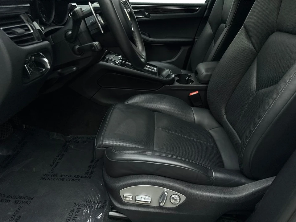 2023 Porsche Macan - Image 25 of 31