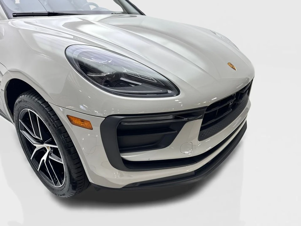 2023 Porsche Macan - Image 17 of 21