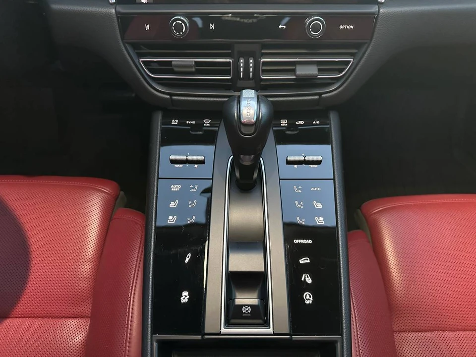 2023 Porsche Macan - Image 23 of 24