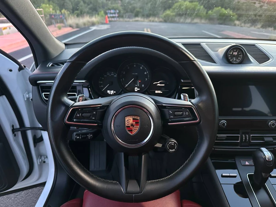 2023 Porsche Macan - Image 22 of 24