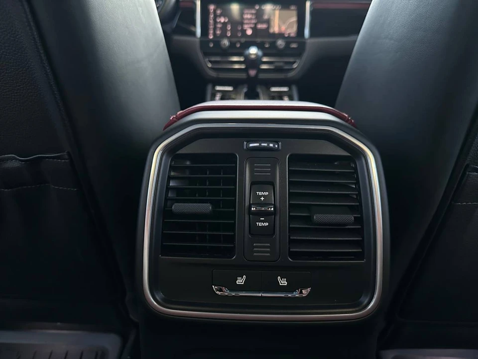 2023 Porsche Macan - Image 19 of 24
