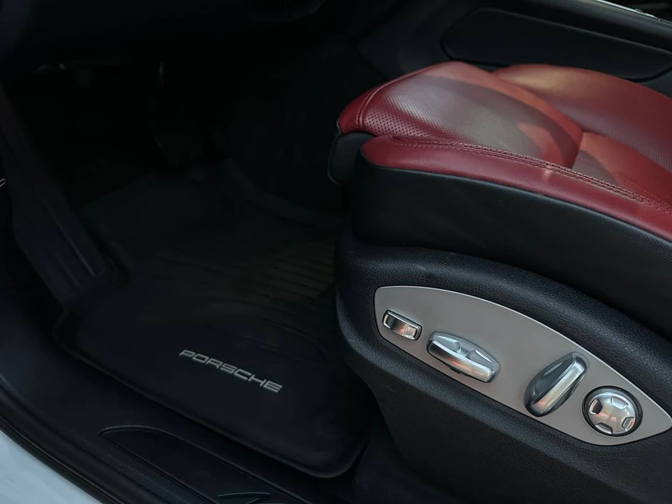 2023 Porsche Macan - Image 21 of 24