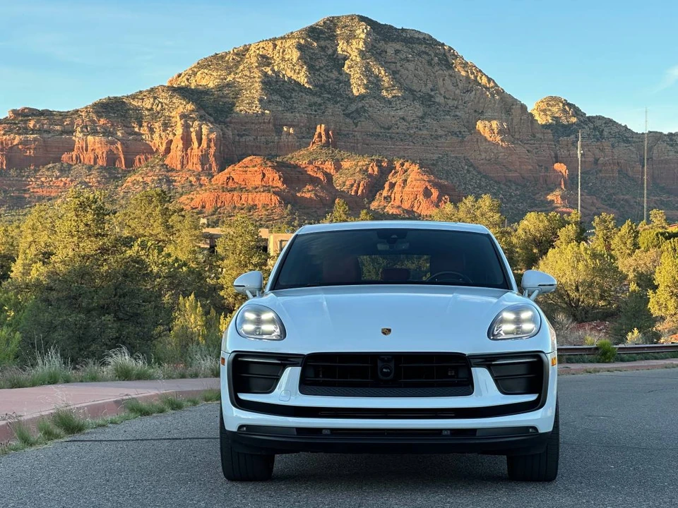 2023 Porsche Macan - Image 2 of 24