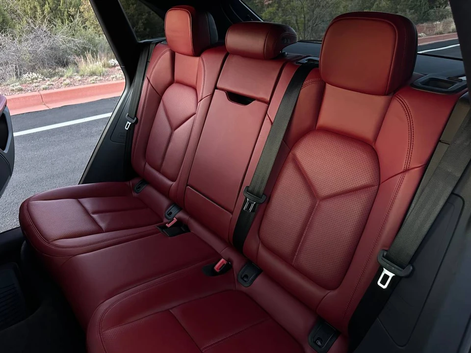 2023 Porsche Macan - Image 18 of 24