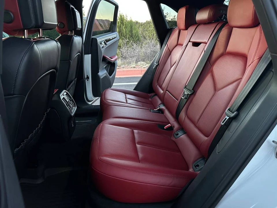 2023 Porsche Macan - Image 17 of 24