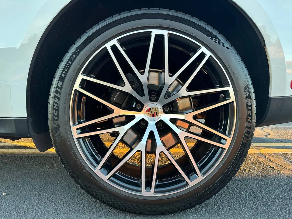 2023 Porsche Macan - Image 11 of 24