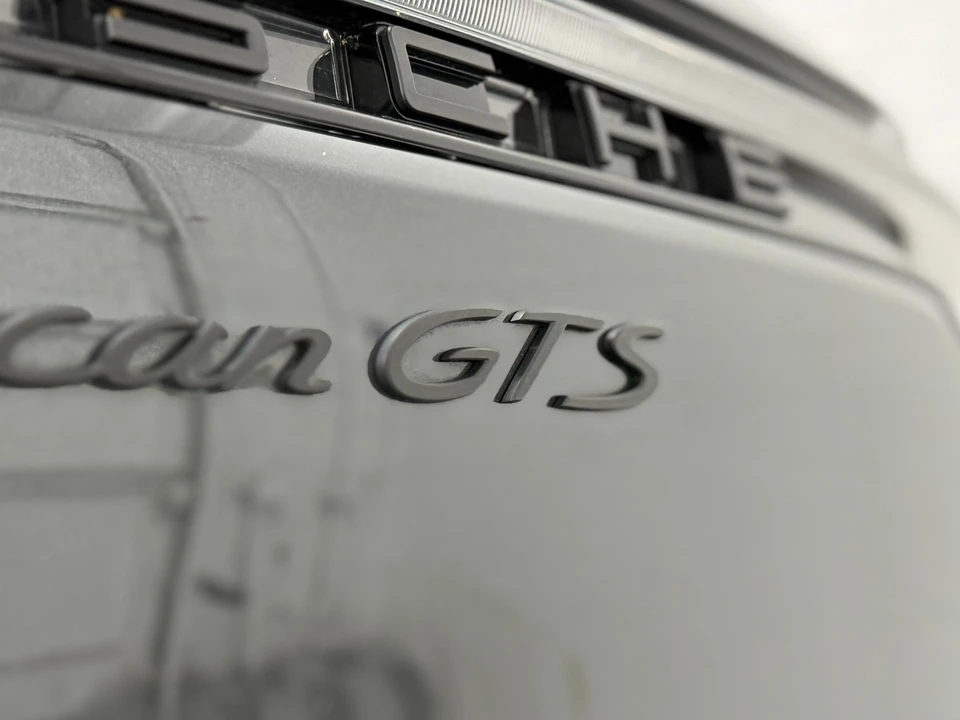2023 Porsche Macan - Image 10 of 31