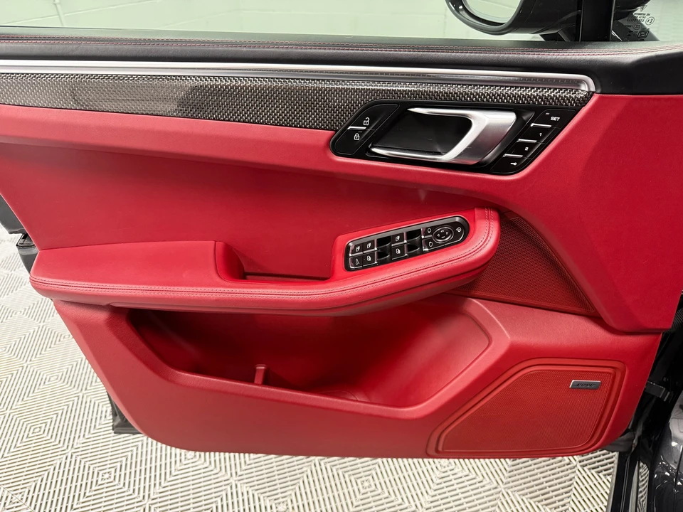 2023 Porsche Macan - Image 12 of 31