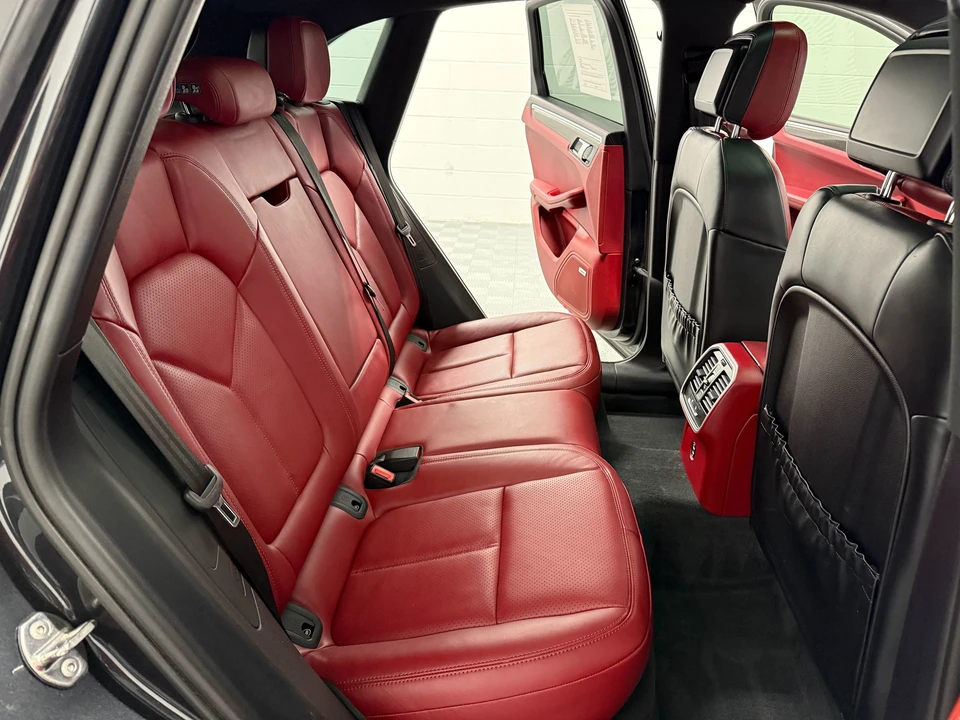 2023 Porsche Macan - Image 17 of 31