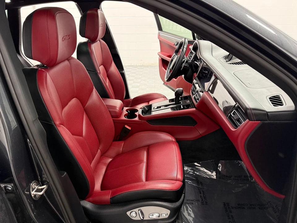 2023 Porsche Macan - Image 19 of 31
