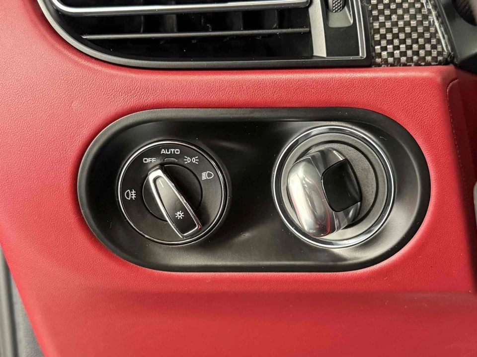 2023 Porsche Macan - Image 26 of 31