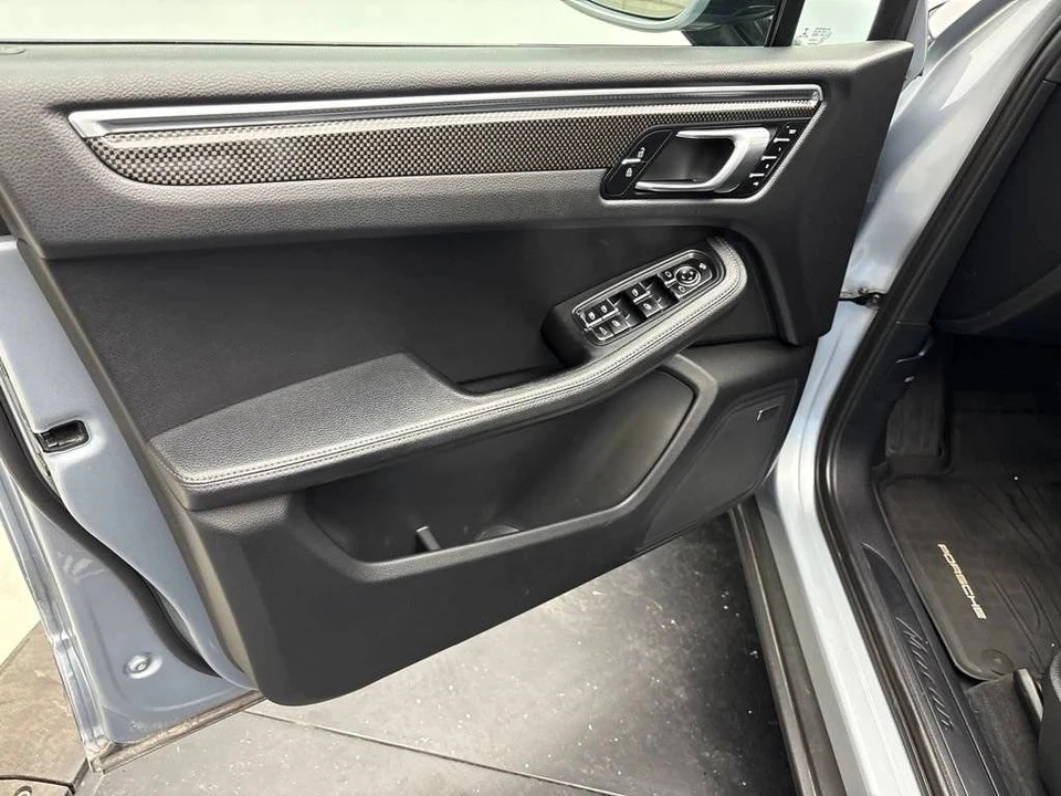 2023 Porsche Macan - Image 4 of 5
