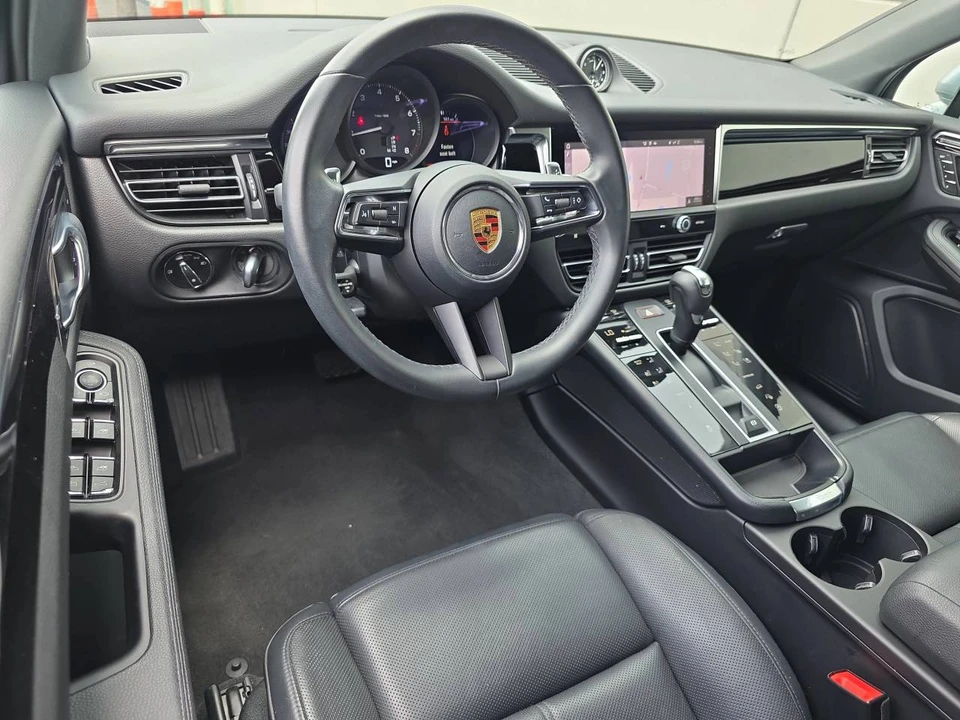 2023 Porsche Macan - Image 4 of 5