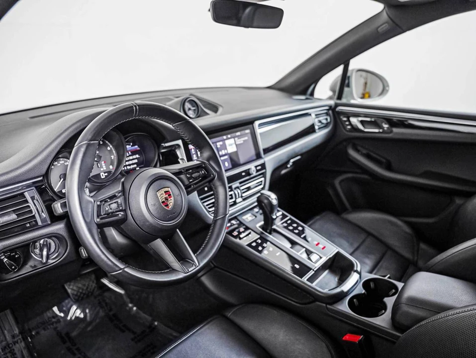 2023 Porsche Macan T - Image 4 of 5