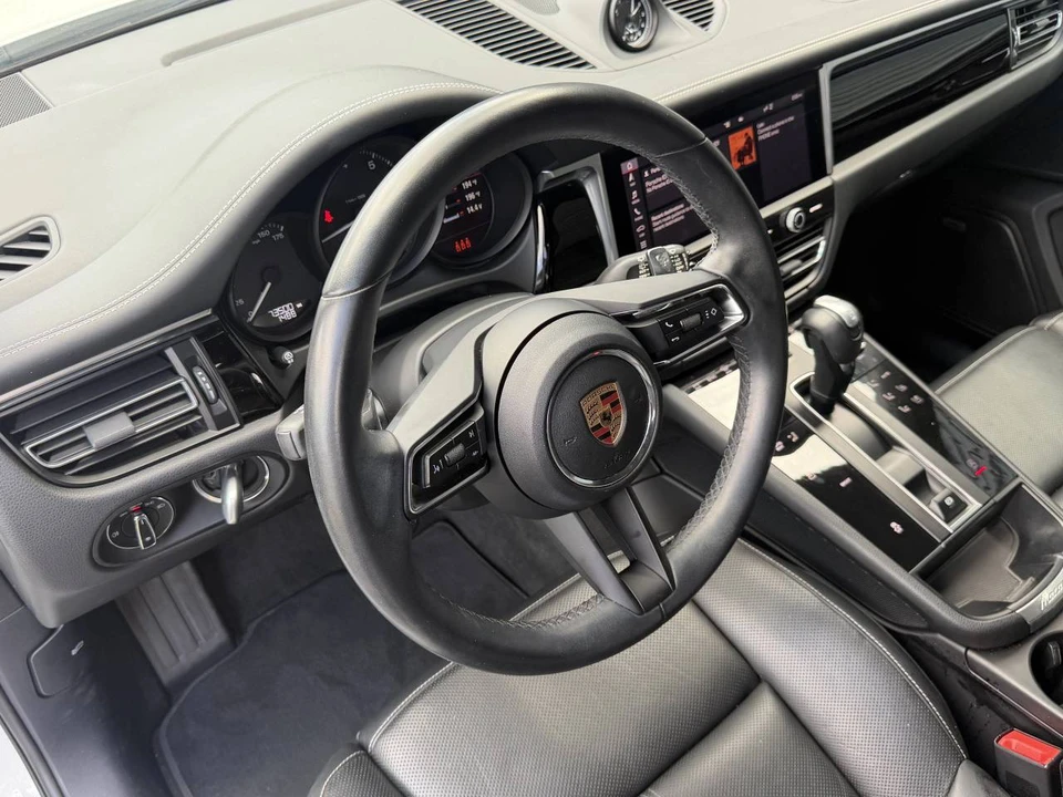 2023 Porsche Macan - Image 4 of 5