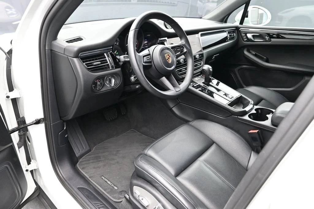 2023 Porsche Macan T - Image 4 of 5
