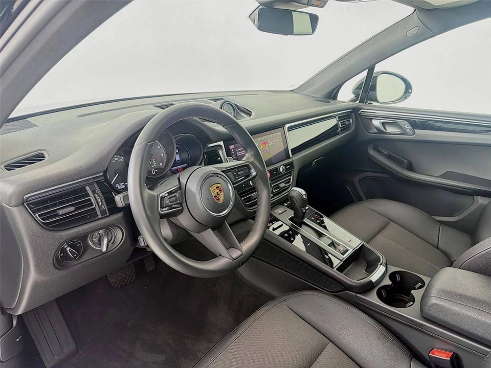 2023 Porsche Macan - Image 4 of 5