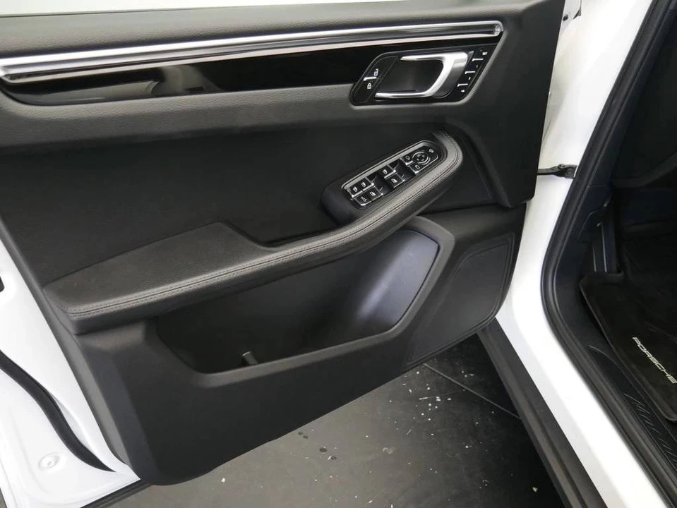 2023 Porsche Macan - Image 4 of 5