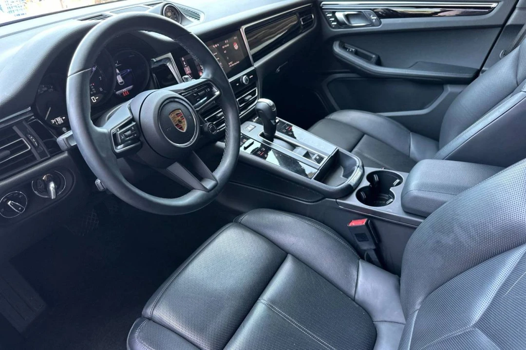 2023 Porsche Macan - Image 4 of 5