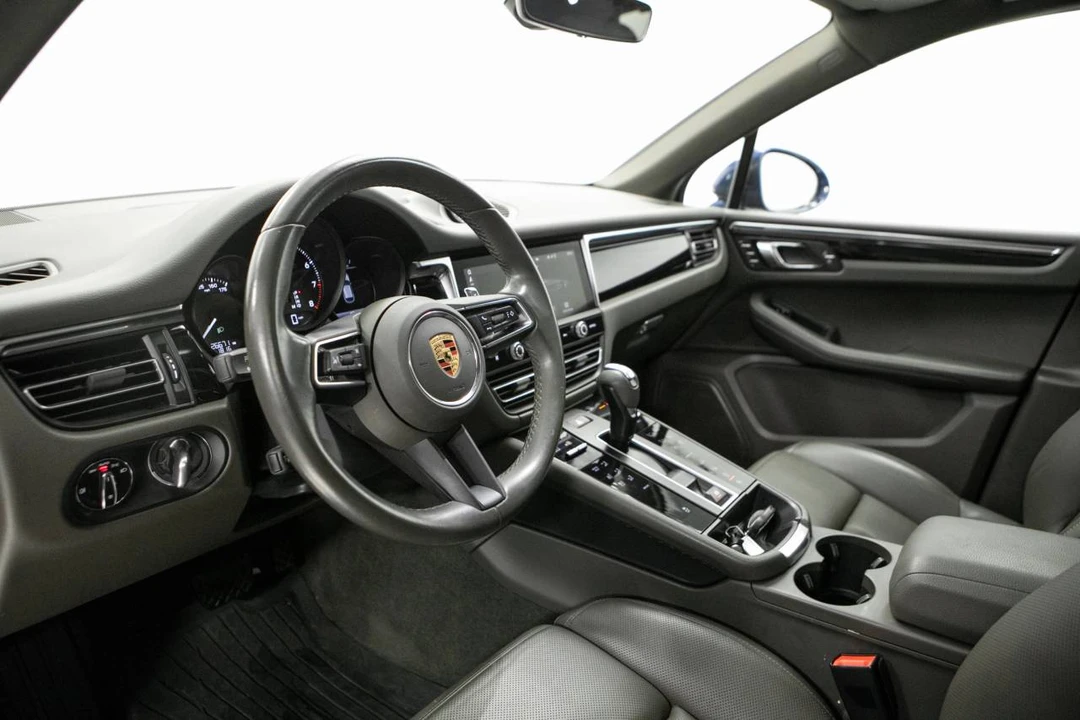 2023 Porsche Macan T - Image 4 of 5