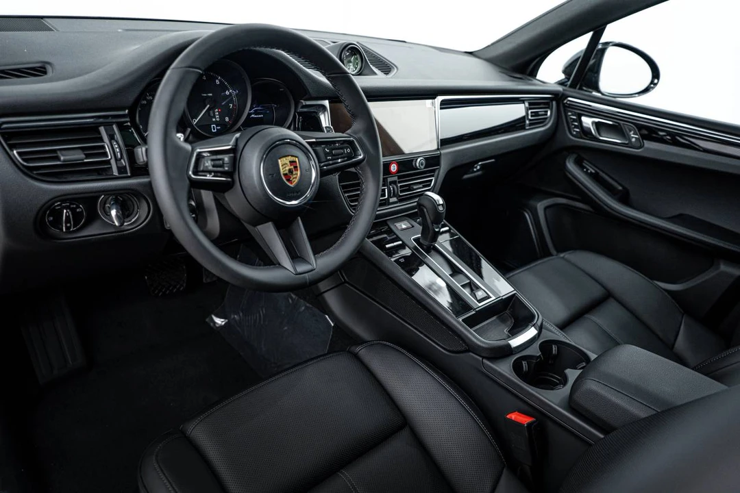2023 Porsche Macan T - Image 4 of 5