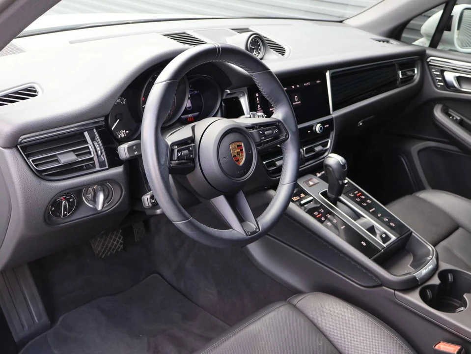 2023 Porsche Macan T - Image 4 of 5