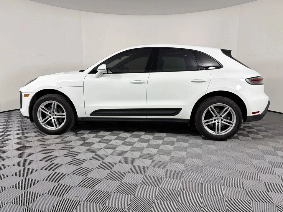 2023 Porsche Macan - Image 2 of 5