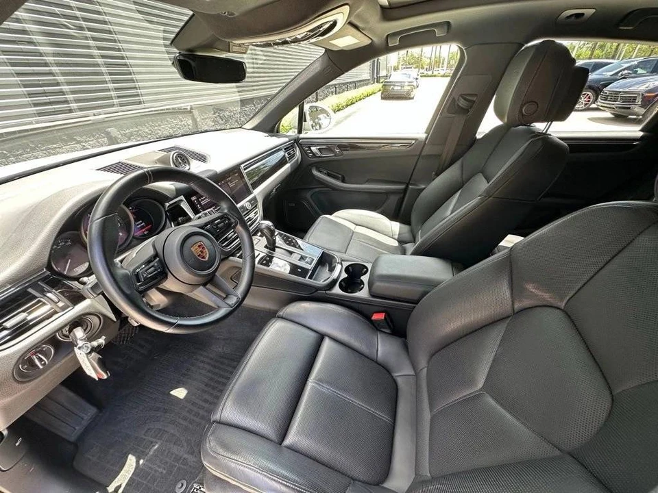 2023 Porsche Macan - Image 4 of 5
