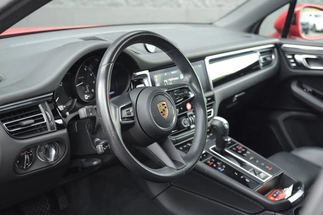 2023 Porsche Macan - Image 4 of 5