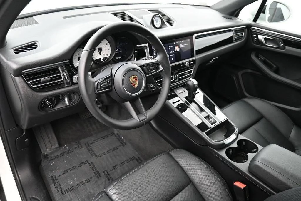 2023 Porsche Macan - Image 4 of 5