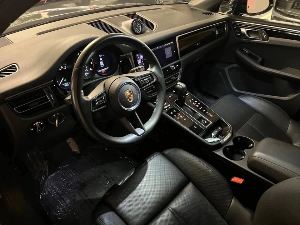 2023 Porsche Macan - Image 4 of 5
