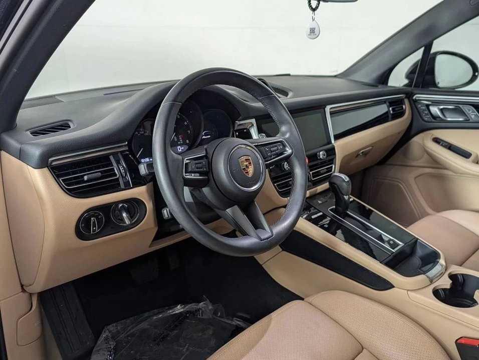 2023 Porsche Macan - Image 4 of 5