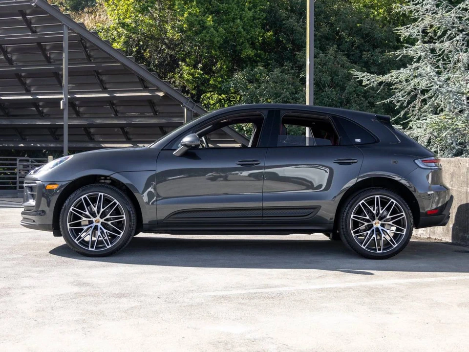 2023 Porsche Macan - Image 2 of 5