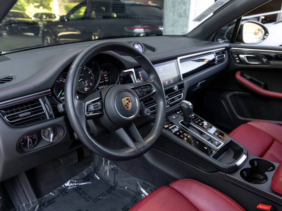 2023 Porsche Macan - Image 4 of 5