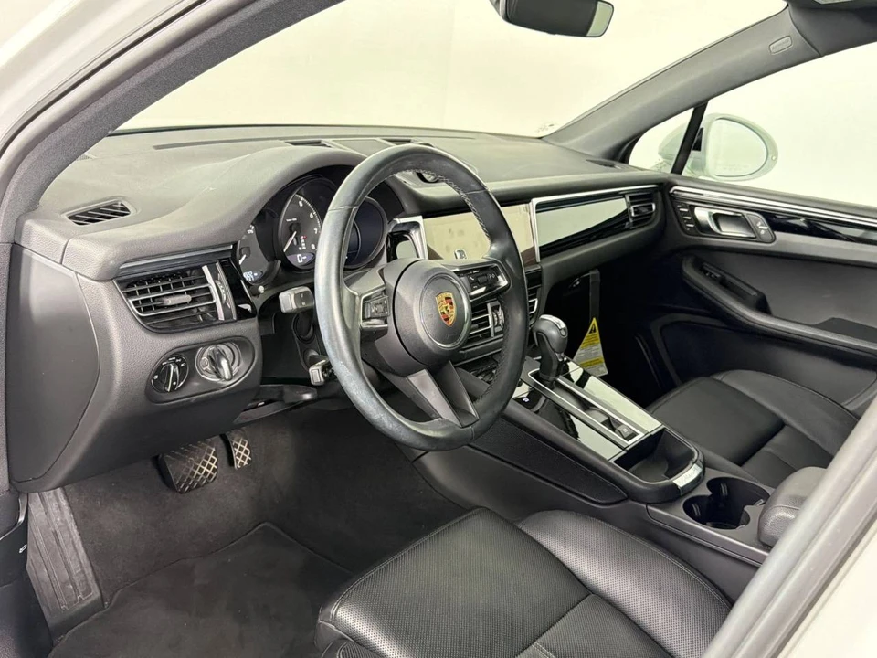 2023 Porsche Macan T - Image 4 of 5