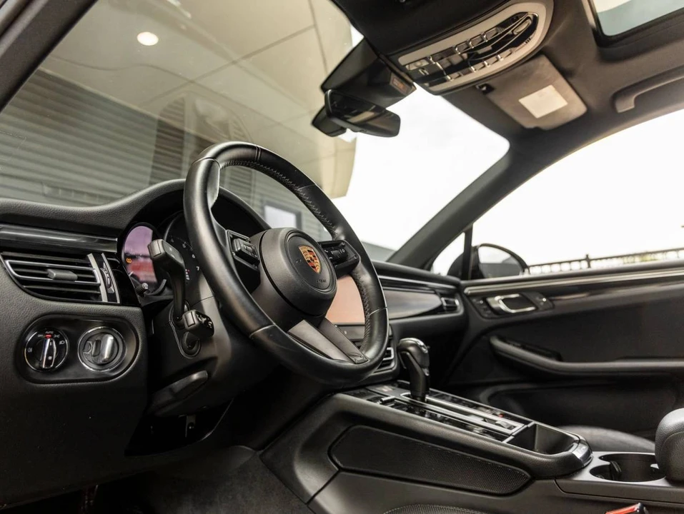 2023 Porsche Macan - Image 4 of 5