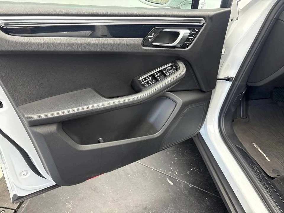 2023 Porsche Macan T - Image 4 of 5