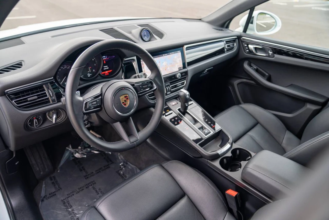 2023 Porsche Macan T - Image 4 of 5
