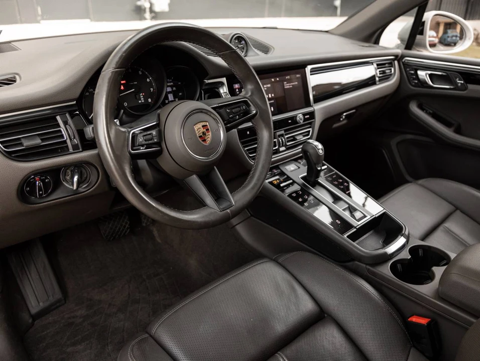 2023 Porsche Macan - Image 4 of 5